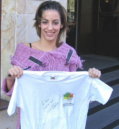 Almudena Cid con la camiseta de la asociación alavesa de fibromialgia Asafima