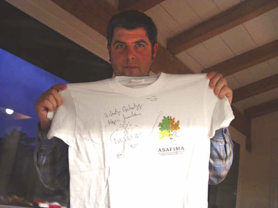 Kepa Junkera con la camiseta de la asociacion alavesa de fibromialgia Asafima